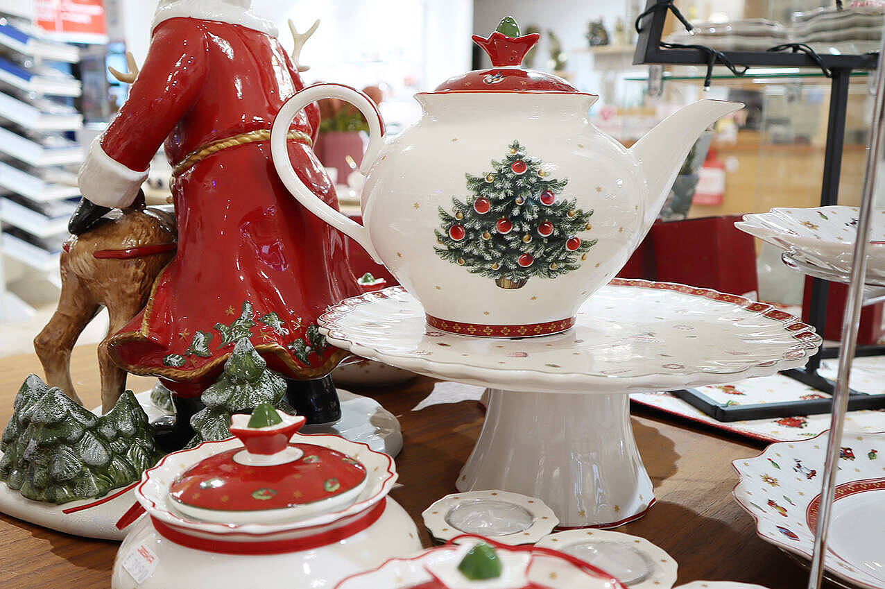 Teekanne, Schalen und Serviergeschirr aus der Villeroy & Boch Kollektion Toys Delight mit Weihnachtsbaum-Motiv und festlicher Dekoration in der JOSKA Verkaufsstelle Bodenmais.