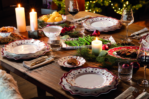 Festlich gedeckter Tisch mit Villeroy & Boch Weihnachtsgeschirr Toys Delight – elegante Tischdekoration mit Kerzen, Wein und weihnachtlichem Flair.