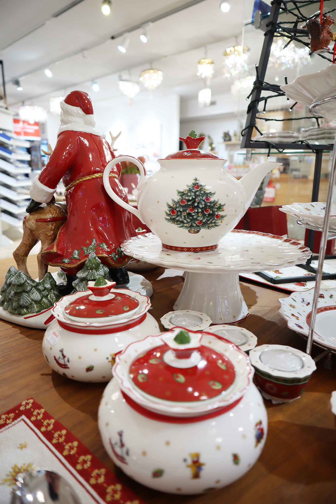 Teekanne, Schalen und Serviergeschirr aus der Villeroy & Boch Kollektion Toys Delight mit Weihnachtsbaum-Motiv und festlicher Dekoration in der JOSKA Verkaufsstelle Bodenmais.