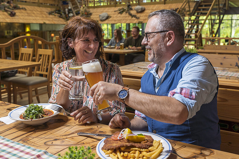 Paar genießt ihr Essen im JOSKA Erlebnisrestaurant.