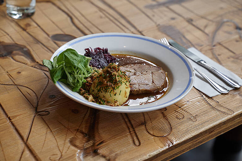 Schmankerlbraten mit Kartoffelkloß, Blaukraut und Feldsalat – Klassiker aus der JOSKA Themenwoche „Schmankerlbraten“.