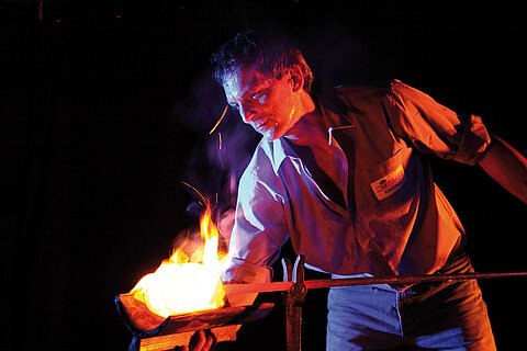 Glasmacher inszeniert feurige Glasperformance bei einer Show im JOSKA Glasparadies.