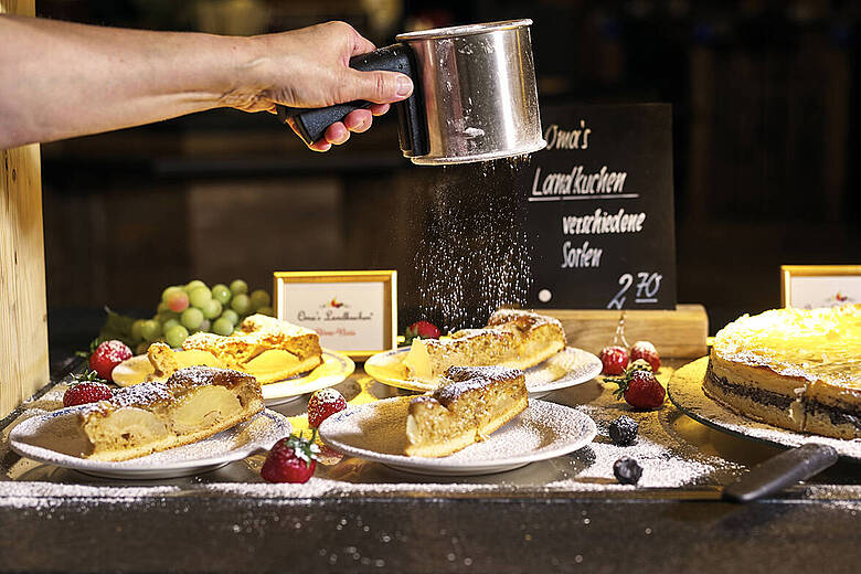 Apfelstrudel mit Puderzucker bei Oma’s Landkuchen im JOSKA Gastronomiebereich.